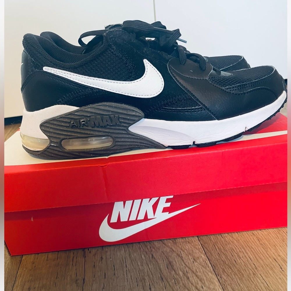 Women’s Nike Air Max Excee- Black/White/ Grey - size 10